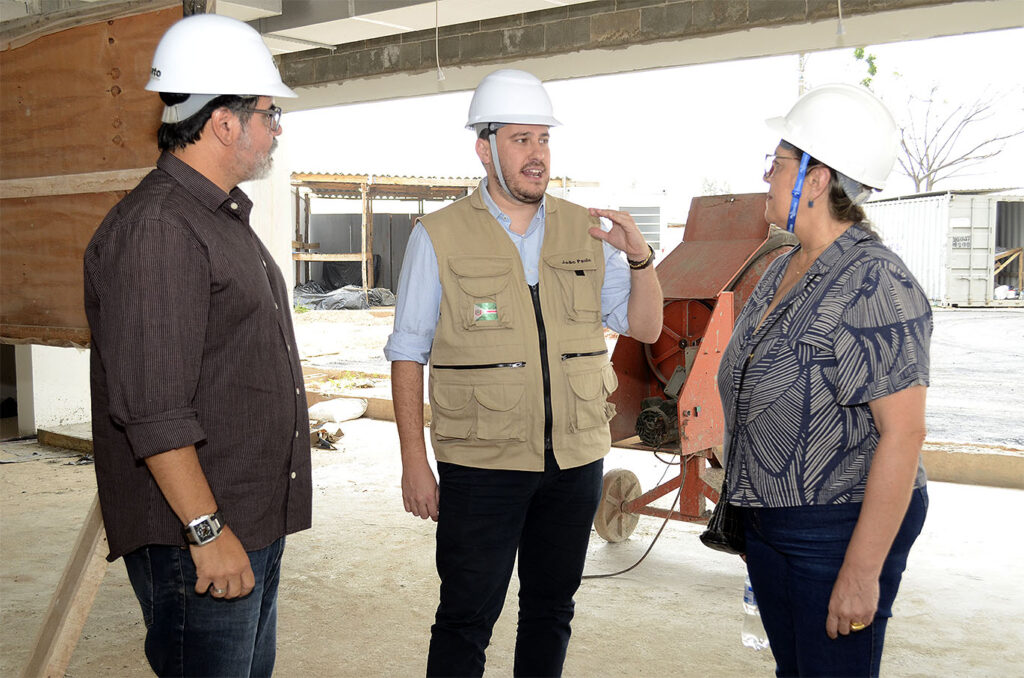 Prefeito em exercício, João Paulo faz visita técnica na obra do Novo Hospital e Maternidade