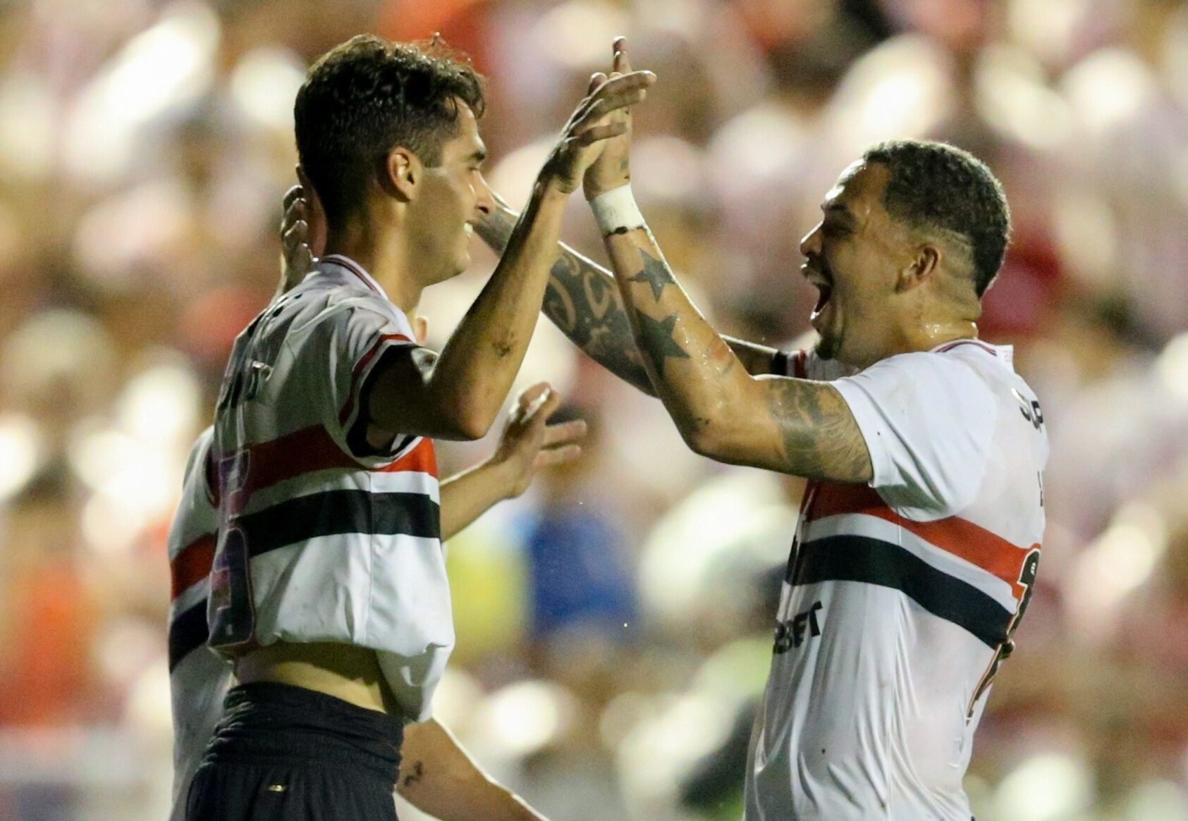 Com gol de Luciano e talento da base, São Paulo vence o Náutico e avança na Copa do Brasil