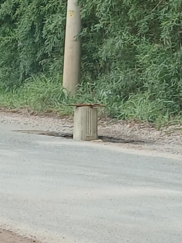 Buraco de grandes proporções na Avenida Integração, no bairro Jardim Laura, coloca motoristas e pedestres em risco.