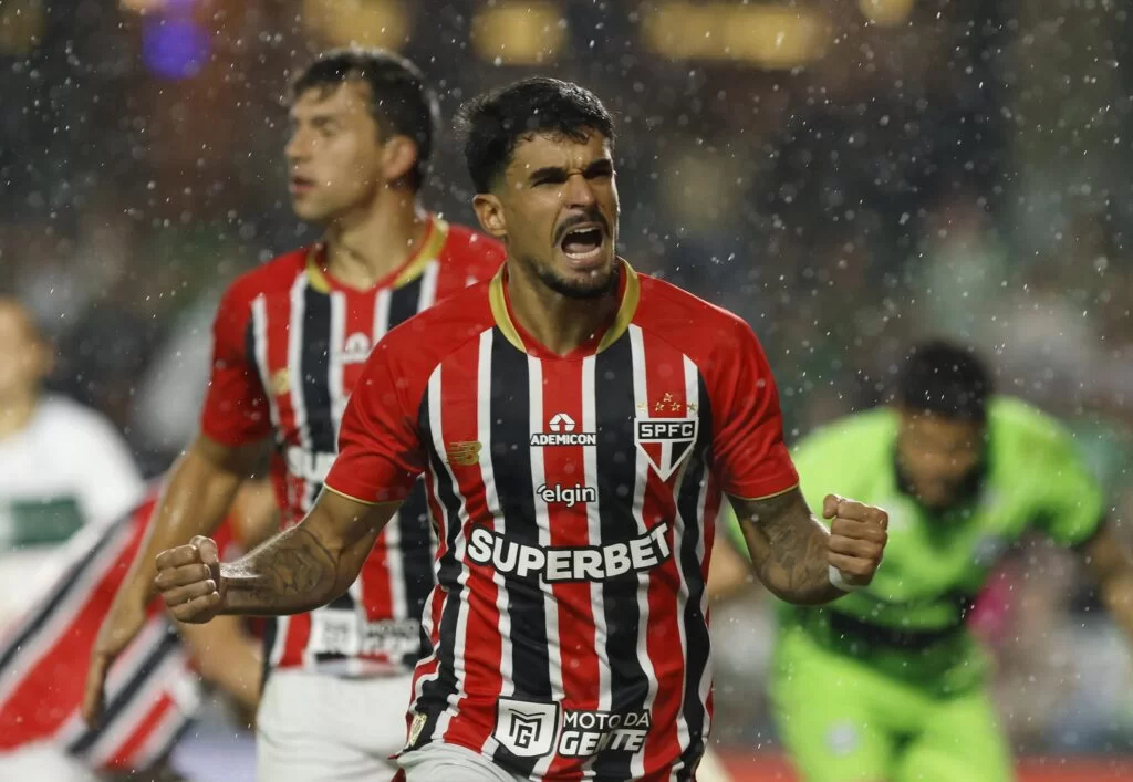 Com gol de Cauly, São Paulo bate Coritiba fora de casa e co time reserva