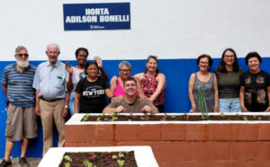 Idosos revitalizam horta do CCPI em manhã de trabalho coletivo e convivência