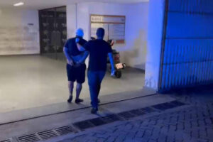 Homem estupra a ex-namorada e volta para matar o filho dela enquanto vítima denunciava crime à polícia