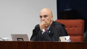 PF não vê razões para investigar Alexandre de Moraes por mensagens com Vorcaro