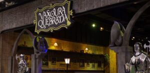 Vassoura Quebrada chega a Jundiaí com sabores encantados, ambiente temático e parceria com Arena Sports & Food