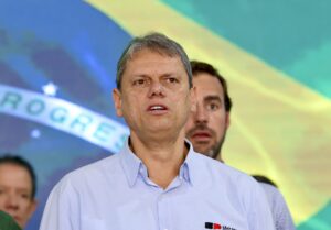 Tarcísio sanciona lei e mantém obrigatoriedade do Hino Nacional nas escolas de SP