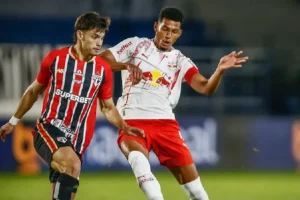 São Paulo vira sobre o Red Bull Bragantino e mantém a liderança isolada