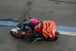 Valor mínimo por corrida ou entrega é ponto sensível na regulamentação de apps