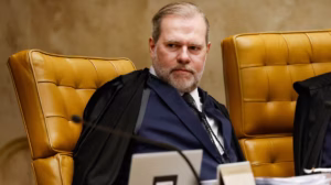 Dias Toffoli se declara suspeito para votar no processo que levou dono do Master à prisão