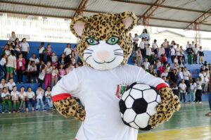 Mascote Babu leva animação às escolas e convida alunos para os Jogos Escolares