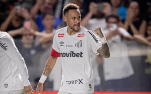 Neymar faz de pênalti, mas Internacional ganha do Santos na Vila Belmiro