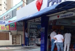 Motorista passa mal e carro invade farmácia no centro de Campo Limpo Paulista