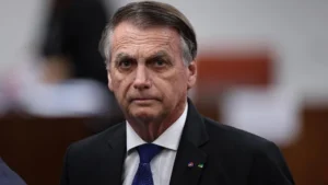 Bolsonaro está estável e tem melhora na função renal, diz boletim médico