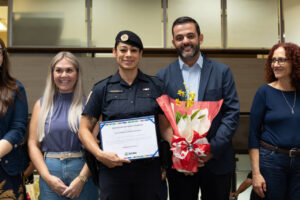 Prefeitura homenageia guarda municipal Silvia Modesto durante abertura da Semana da Mulher