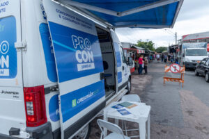 Consumidores recebem orientações do Procon diretamente nas feiras livres
