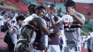 No Canindé, São Paulo vence a Chapecoense e assume a liderança