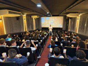 Projeto itinerante leva sessões gratuitas de cinema ao CECE Mário Milani, no Ivoturucaia