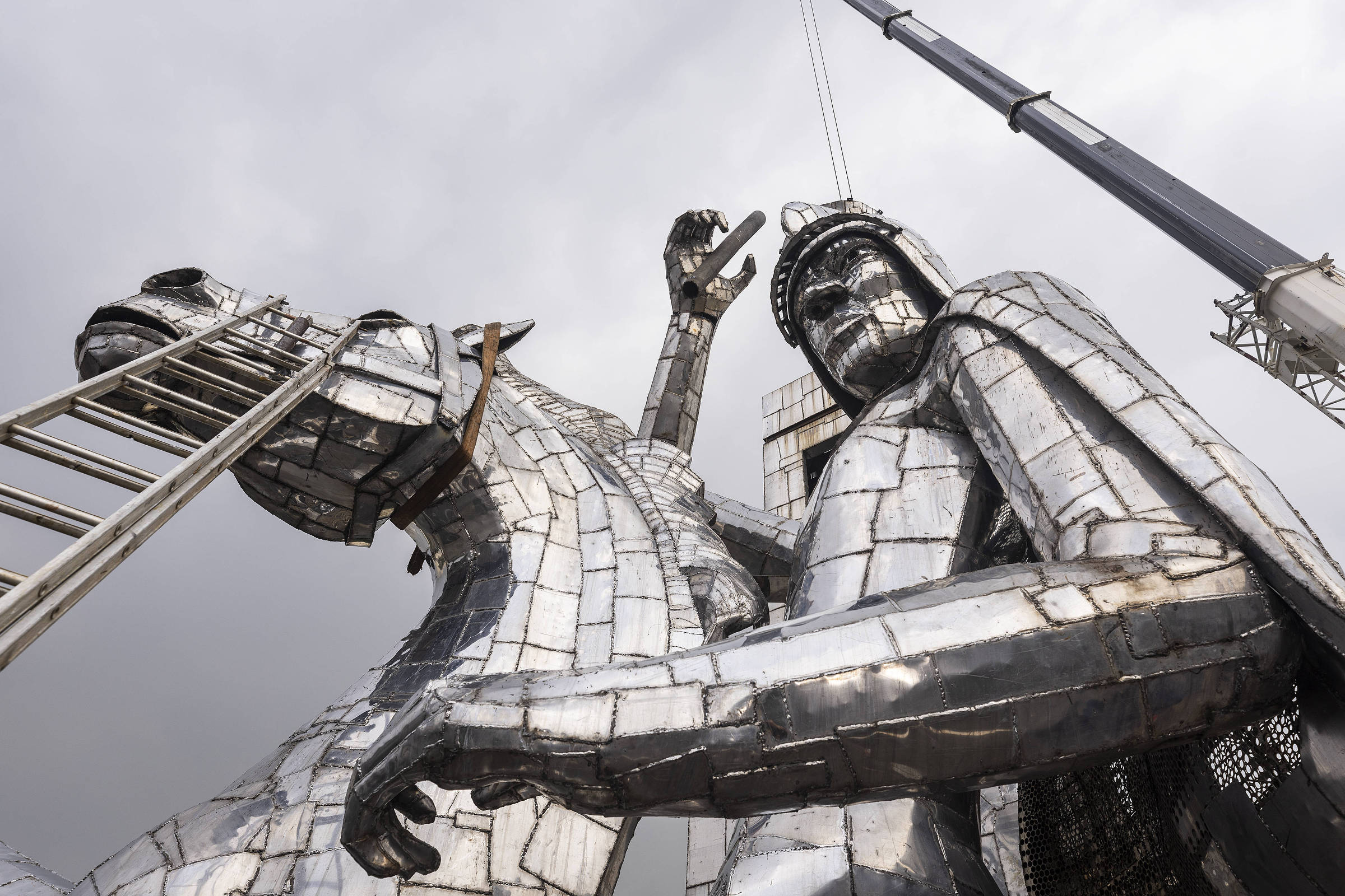 São Jorge de 25 metros é instalado na arena do Corinthians 12 anos após recusa
