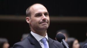 Após ausência em interrogatório, Moraes abre fase final de processo contra Eduardo Bolsonaro