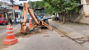 Trecho da Rua Ricardo César Fávaro, no bairro Santa Gertrudes, é interditado para obra emergencial