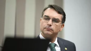 Flávio planeja reajustar aposentadorias e despesas com saúde e educação só pela inflação