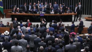 Comissão aprova relatório, e PEC da escala 6×1 avança na Câmara