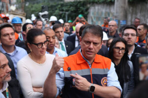 Tarcísio diz que áudio de Flávio Bolsonaro preocupa, mas defende o aliado