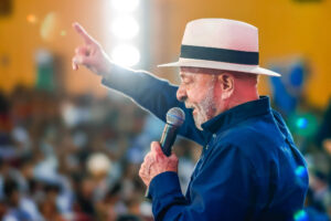 Lula diz que vetará projeto que abre brecha para disparos em massa