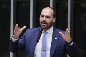 Eduardo Bolsonaro cobra campanha de Flávio e diz que chance de irmão desistir de candidatura é zero