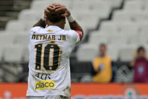 Coritiba bate Santos em polêmica com Neymar e brilho de Breno Lopes