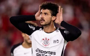 Corinthians arranca empate no fim e fica perto de vaga para próxima fase