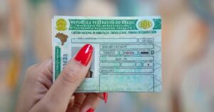 Governo Lula determina que Detrans cobrem exame toxicológico para 1ª CNH para carro e moto