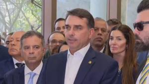 Argumentos de Flávio para pedir suspensão de pesquisa no TSE são frágeis, dizem especialistas