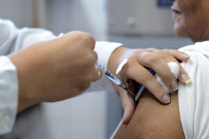 Campanha contra a gripe mobiliza vacinação de grupos prioritários em Várzea Paulista