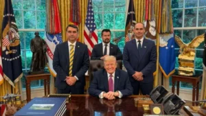 Senador Flávio Bolsonaro se encontra com Donald Trump na Casa Branca