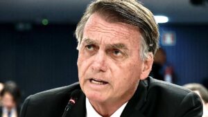 Bolsonaro tem alta de hospital e volta para prisão domiciliar após cirurgia no ombro
