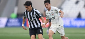 Arthur Cabral faz três gols, Botafogo vence e joga Corinthians para o Z4
