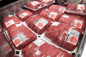 Trump planeja reduzir tarifas sobre carne importada nos EUA, diz jornal