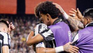 Neymar marca e festeja com Robinho Jr., mas Santos tropeça no Paraguai