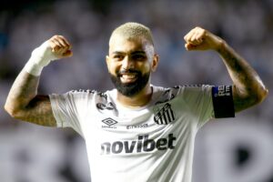 Sob olhares de Neymar e Rodrygo, Gabigol conduz Santos aos playoffs