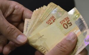 Renda média cresce mais em 2025 e renova recorde com impulso do mercado de trabalho