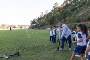 Alunos da EMEB Luzia Francisca participam de projeto de foguetes que estimula aprendizado científico no Ivoturucaia