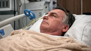 Bolsonaro passa por cirurgia no ombro e operação não tem intercorrências, diz hospital