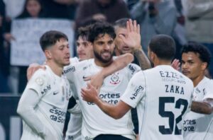 Corinthians abusa de perder gols, mas faz no fim e vai ás oitavas de final