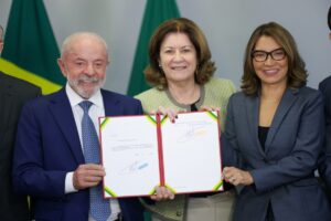 Lula assina MP que zera imposto da ‘taxa das blusinhas’ a cinco meses da eleição