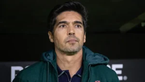 Conmebol abre investigação contra Abel Ferreira por ‘caso do dedo do meio’
