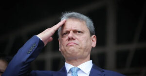 Tarcísio cria ‘call center’ e facilita repasses para obras no interior antes da eleição