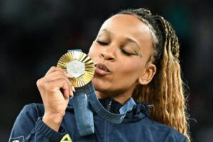 Rebeca leva o ouro no Pan de ginástica artística em seu retorno