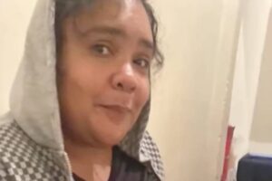 Mulher que fingia ser criança em Joinville faz aniversário de 38 anos na prisão