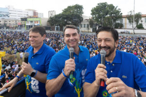 ‘Mal vai ser expulso do governo este ano’, diz Flávio na Marcha para Jesus