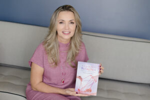 Psicóloga Claudia Hallgren lança livro que desvenda a complexidade e os limites dos relacionamentos humanos